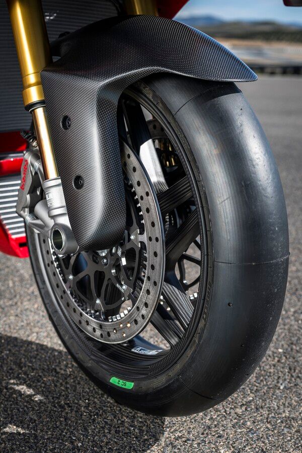 두카티가 파니갈레 시리즈를 위한 두카티 퍼포먼스 액세서리를 공개했다.