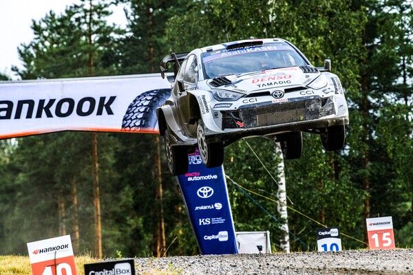 점프하는 세바스티앙 오지에의 토요타 야리스 랠리1 경주차. 사진=WRC