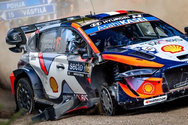 타이어가 펑크난 상태에서 역주하고 있는 아드리안 포모어의 현대 i20 랠리1 경주차. 사진=WRC