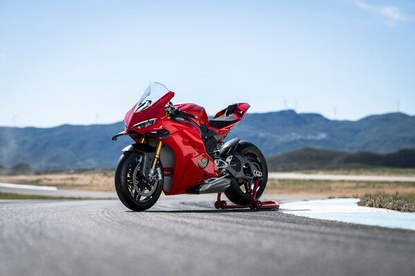 두카티가 파니갈레 시리즈를 위한 두카티 퍼포먼스 액세서리를 공개했다.