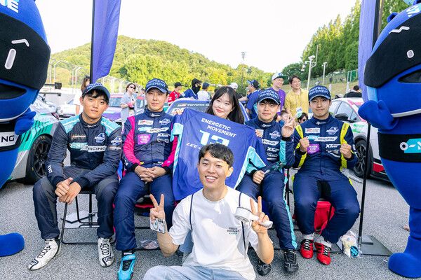 2025 오네 슈퍼레이스 챔피언십 4라운드 그리드 워크에서 팬들과 사진 촬영하는 오네 레이싱 드라이버들. 사진=오네 레이싱