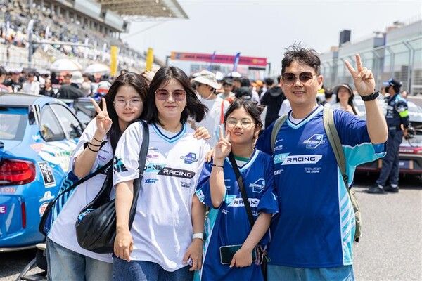 2025 오네 슈퍼레이스 챔피언십 2라운드에서 오네 레이싱 굿즈를 착용하고 그리드 워크를 즐기는 관람객. 사진=오네 레이싱