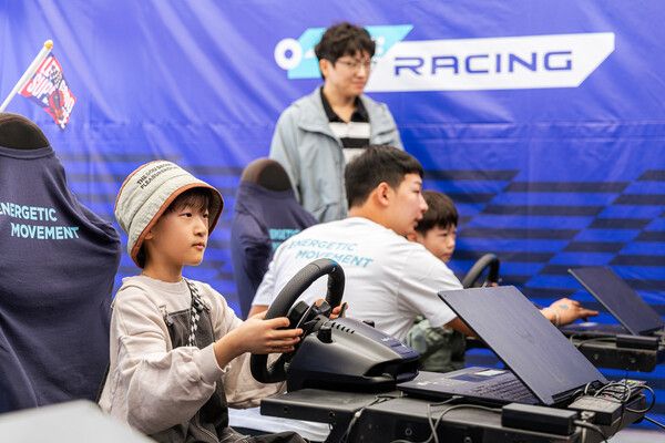 2025 오네 슈퍼레이스 현장에서 오네 레이싱 부스를 즐기는 관람객들. 사진=오네 레이싱