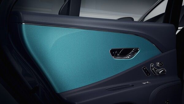 벤틀리 뮬리너 퍼스널 커미셔닝 옵션 토파즈 피아노 베니어.