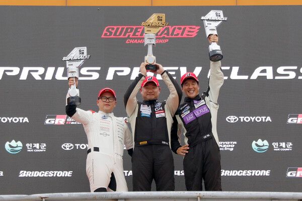 2025 오네 슈퍼레이스 제5전 토요타 프리우스 PHEV 시상식 왼쪽부터 2위 송형진, 우승 강창원, 3위 이율. 사진=전현철 기자