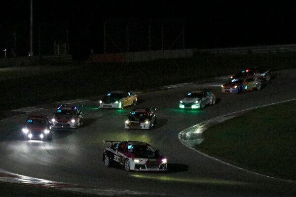 2025 오네 슈퍼레이스 제5전 GTA 결선 스타트 직후 코너를 빠져나가는 경주차들. 사진=전현철 기자.