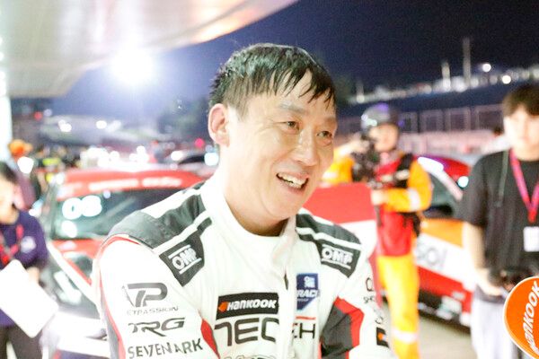 2025 오네 슈퍼레이스 제5전 GTA 클래스에서 1위로 체커기를 받고 기뻐하는 이동호. 사진=전현철 기자.