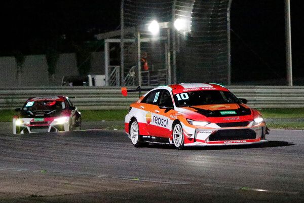 2025 오네 슈퍼레이스 제5전 GTA 클래스에서 선두로 달리는 이동호(앞)과 그 뒤를 쫓는 문세은. 사진=전현철 기자.