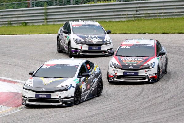 2025 오네 슈퍼레이스 제5전 토요타 프리우스 PHEV 결선에서 선두를 놓고 접전을 벌이는 강창원, 송형진, 이율(앞쪽부터). 사진=전현철 기자