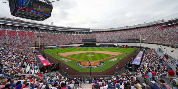 미국 브리스톨 스피드웨이에서 열린 메이저리그 스피드웨이 클래식 경기. 외야쪽의 회색 공간이 오벌 트랙 코스이다. 사진=MLB