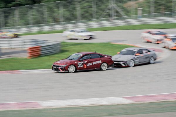 이민주(앞)와 변정호가 치열하게 경쟁을 펼쳤다. 사진=2025 현대 N 페스티벌