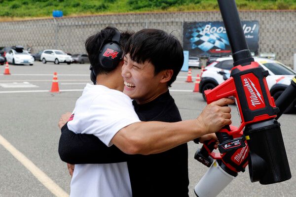 2025 현대 N 페스티벌 넥센 N2 클래스 Race 2에서 우승을 차지하고 팀원과 기뻐하는 김택준. 사진=전현철 기자