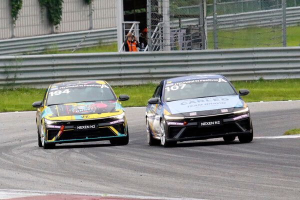 2025 현대 N 페스티벌 넥센 N2 클래스 Race 2에서 접전을 벌이는 이팔우(오른쪽)과 이솔기. 사진=전현철 기자.