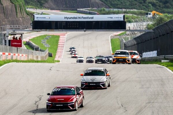 이민주(앞)가 폴 투 피니시로 시즌 첫 승을 거뒀다. 사진=2025 현대 N 페스티벌