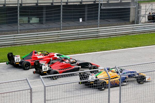 2025 유로포뮬러 오픈 6라운드 Race3 결선 스타트 직후 예반 데이빗(가장 오른쪽)과 디에고 데 라 토레(가운데)를 추월하는 신우진. 사진=전현철 기자.