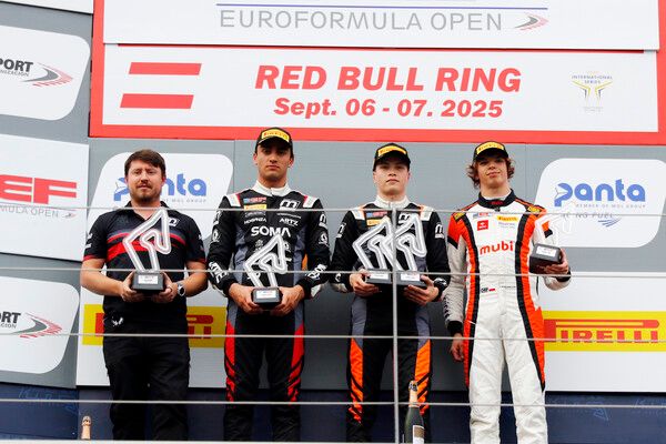 2025 유로포뮬러 오픈 6라운드 Race3 시상식, 왼쪽부터 우승팀인 팀 모터파크 엔지니어, 2위 호세 가리파스, 우승 에버렛 스탁, 3위 티멕 쿠카칙. 사진=전현철 기자.