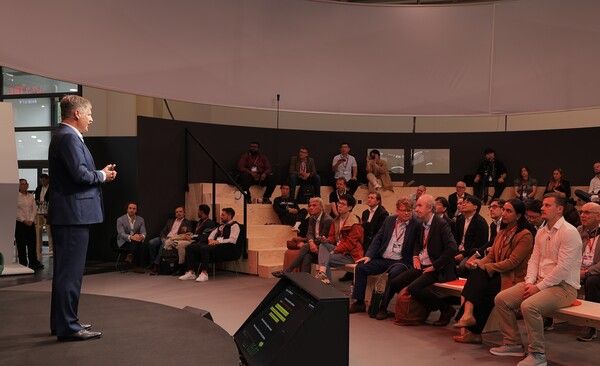 현대모비스 영업부문장 악셀 마슈카 부사장이 현시 시간 9일 'IAA 모빌리티 2025' 전시장에서 전동화, 전장 핵심 부품 등을 중심으로 한 유럽 시장 공략 전략을 발표했다.