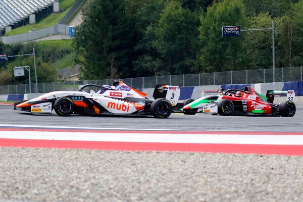 2025 유로포뮬러 오픈 6라운드 Race 3에서 접전을 벌이는 티멕 쿠카칙과 신우현(앞쪽부터). 사진=전현철 기자.