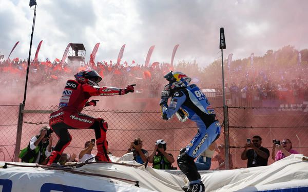 2025 모토GP 제15전 카탈루냐 GP에서 1, 2위를 한 알렉스(오른쪽)와 마르크 형제가 축하세레머니를 펼쳤다. 사진=motogp.com