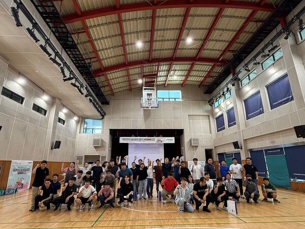 11일 열린 장애인 인식 개선 교육 ‘온(ON) 코트’에 참여한 한국동그라미파트너스 임직원들이 기념 촬영을 하고 있다. 사진=한국동그라미파트너스