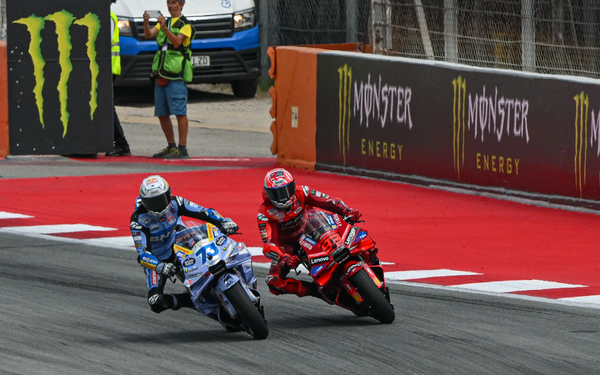 2025 모토GP 제15전 카탈루냐 GP에서 승부를 겨루는 알렉스(왼쪽)와 마르크 형제. 사진=motogp.com