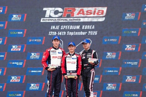 2025 TCR Asia 7라운드 시상식, 왼쪽부터 2위 박준성, 우승 박준의, 3위 장첸동. 사진=쏠라이트인디고.