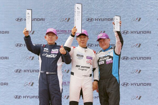 2025 현대 N 페스티벌 제3전 넥센 N2 챌린지 Race 4 시상식, 왼쪽부터 2위 변정호, 우승 문형식, 3위 장원석. 사진=전현철 기자.