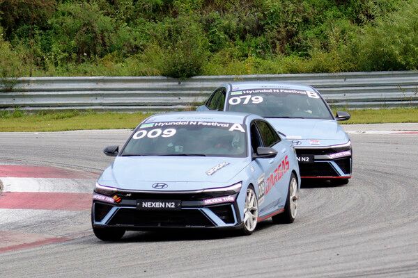 2025 현대 N 페스티벌 제3전 넥센 N2 챌린지 Race 4에서 접전을 벌이는 장원석(앞)과 박성환. 사진=전현철 기자.