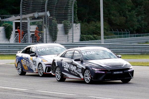 2025 현대 N 페스티벌 제3전 넥센 N2 마스터즈 결선에서 접전을 벌이는 김동호(앞)와 정상오. 사진=전현철 기자.