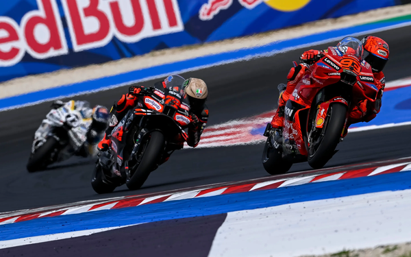 2025 모토GP 제16전 산마리노 GP에서 우승 경쟁을 펼치는 마르크 마르케즈(앞)와 마르코 베제치. 사진=motogp.com