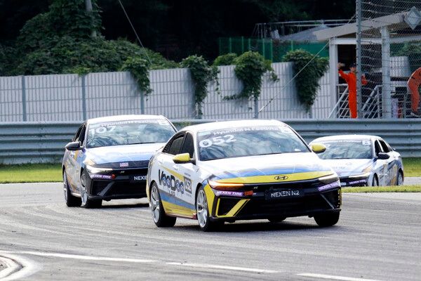 2025 현대 N 페스티벌 제3전 넥센 N2 마스터즈에서 접전을 벌이는 최병호(앞)와 이팔우. 사진=전현철 기자.