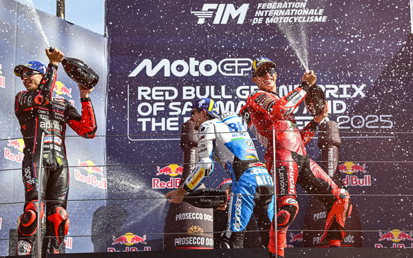 마르크 마르케즈가 시즌 11번째 포디엄 정상에 오르며 사실상 챔피언을 확정한 가운데 펼쳐진 샴페인 파이트. 사진=motogp.com