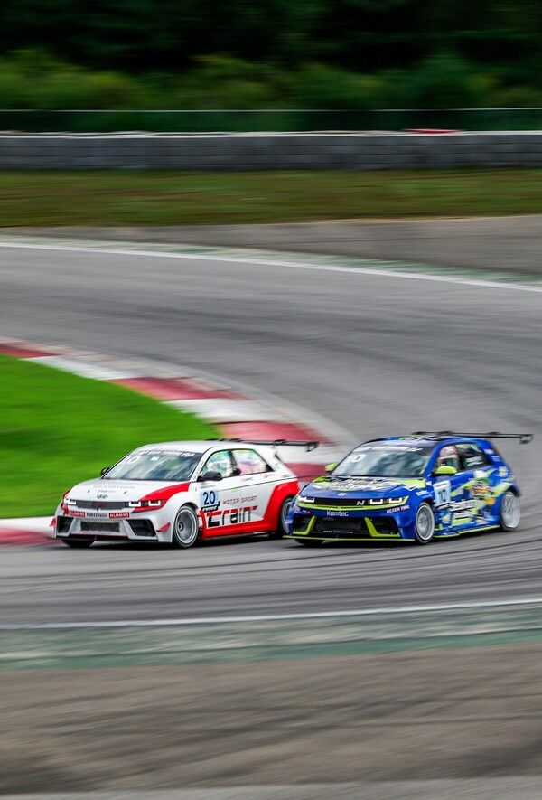 2025 현대 N 페스티벌 제3전 그란 투리스모 eN1&nbsp;클래스 결선에서 접전을 벌이는 김진수(왼쪽)와 장준호. 사진=현대 N 페스티벌