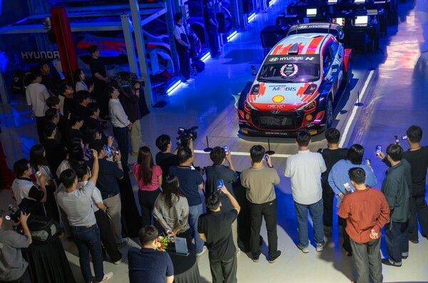 고성능 브랜드 N 출범 10주년 기념식에서 2019 i20 WRC Coupe를 프로젝션 맵핑 시연하는 모습