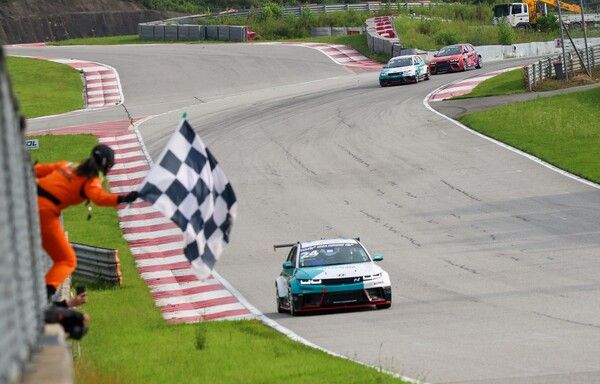 이창욱이 2025 현대 N 페스티벌 제2전 eN1 클래스 체커기의 주인공이 됐다. 사진=금호타이어