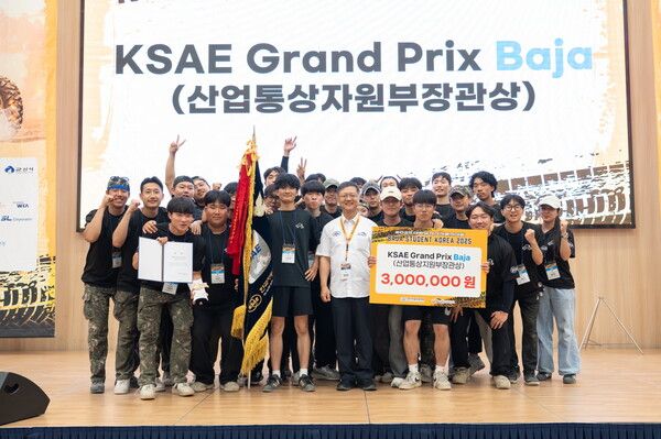 2025 대학생 자작자동차대회 Baja 부문에서 그랑프리를 차지한 한국기술교육대학교 자.연.인EV 팀과 한국자동차공학회 황성호 회장이 기념사진을 촬영하고 있다.