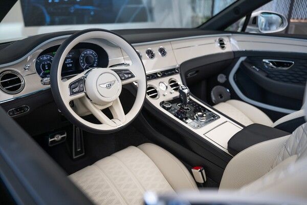 벤틀리모터스코리아가 ‘더 뉴 컨티넨탈 GTC’ 인도를 시작했다.