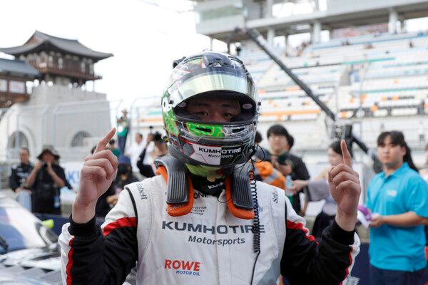 2025 오네 슈퍼레이스 제7전 토요타 가주 레이싱 6000에서 우승을 차지하고 기뻐하는 이창욱. 사진=전현철 기자.