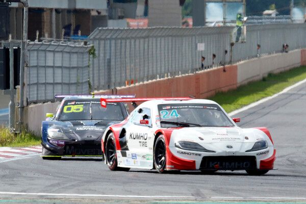 2025 오네 슈퍼레이스 제7전 토요타 가주 레이싱 6000에서 김중군을 추월하고 선두로 나서는 이창욱. 사진=전현철 기자.