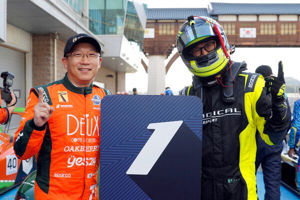 2025 전남 GT 내구레이스에서 우승한 김상호(왼쪽)와 이창우. 사진=전현철 기자
