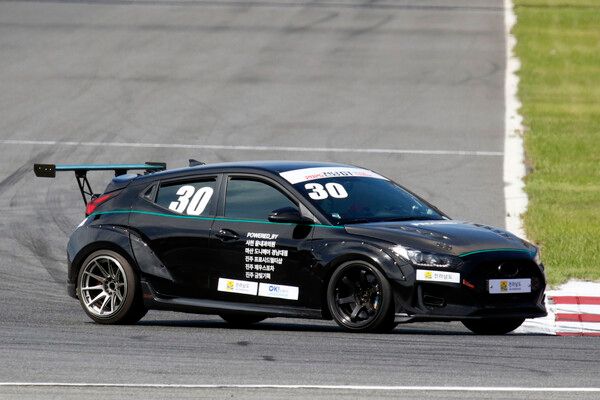 2025 전남 GT 내구레이스에서 역주하고 있는 지동춘. 사진=전현철 기자.