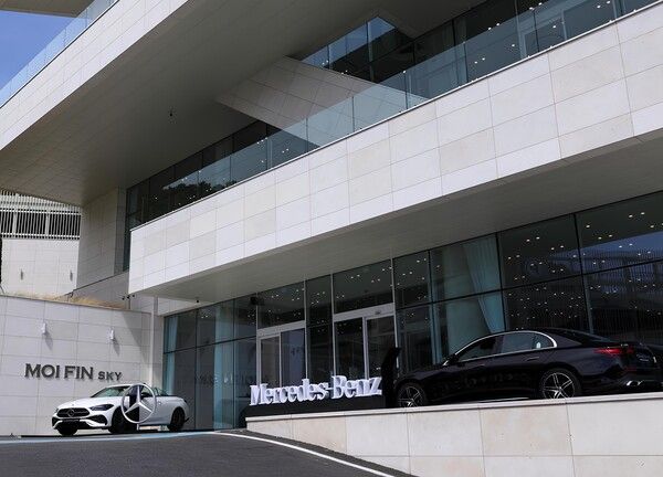 한성모터스가 여수 모이핀 카페에서 메르세데스-벤츠 CLE 450 4MATIC 카브리올레와 9월 신규 출시된 E 200 AMG 라인을 전시하고 다양한 참여형 프로그램을 선보이는 팝업 이벤트를 진행한다.