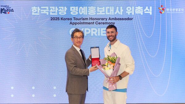 한국관광 명예홍보대사 위촉식(왼쪽 김남천 관광콘텐츠전략본부장 직무대리, 오른쪽 크리에이터 시프리앵). 제공=한국관광공사