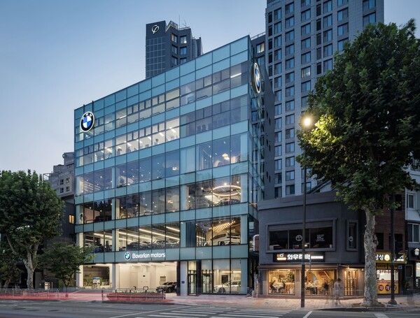 BMW 그룹 코리아 공식 딜러사 바바리안 모터스가 BMW 마포 전시장을 확장해 이전했다.