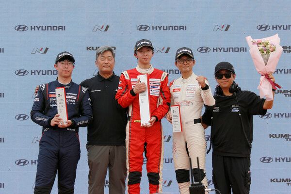 2025 현대 N 페스티벌 제2전 금호 N1 클래스 Race 3 시상식, 왼쪽부터 2위 이상진, 현대자동차 장지하 팀장, 우승 김규민, 3위 박동섭, DCT레이싱팀 박재성 감독. 사진=전현철 기자.
