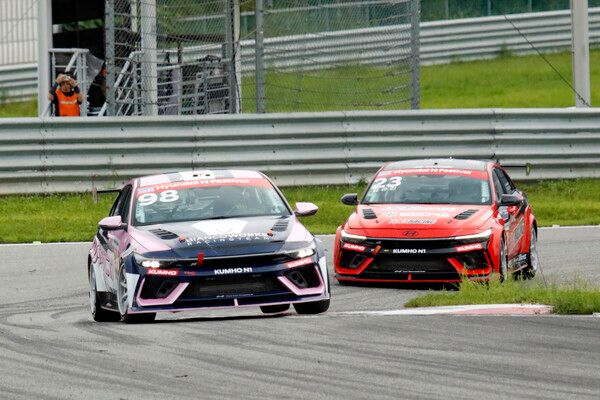 2025 현대 N 페스티벌 제2전 금호 N1 클래스 Race 3에서 선두를 놓고 접전을 벌이는 이상진(앞)과 김규민. 사진=전현철 기자.