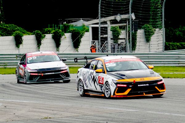 2025 현대 N 페스티벌 제2전 금호 N1 클래스 Race 3에서 접전을 벌이는 신우진(앞)과 문세은. 사진=전현철 기자.