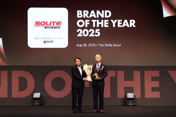 한국경제신문 윤성민 수석논설위원(왼쪽)과 현대성우쏠라이트 이동원 부사장