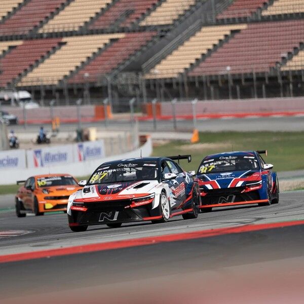 2025 TCR 유럽 최종전에서 나란히 달리는 박준성(오른쪽)과 박준의. 사진=쏠라이트인디고레이싱.