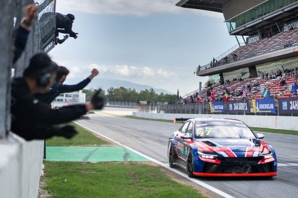 2025 TCR 유럽 최종전 레이스2에서 가장 먼저 결승선을 통과하는 박준성. 사진=TCR 유럽.